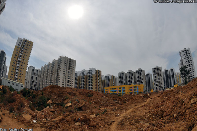 Illustration for article titled China's brand-new abandoned cities could be dystopian movie sets